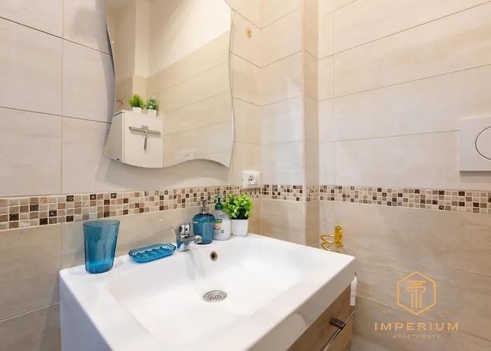 Apartament Imperium Aquaeductus - 5 Min Metro, 8 Pax, 4 Bdrm, 2 Baths, A-c, Park View